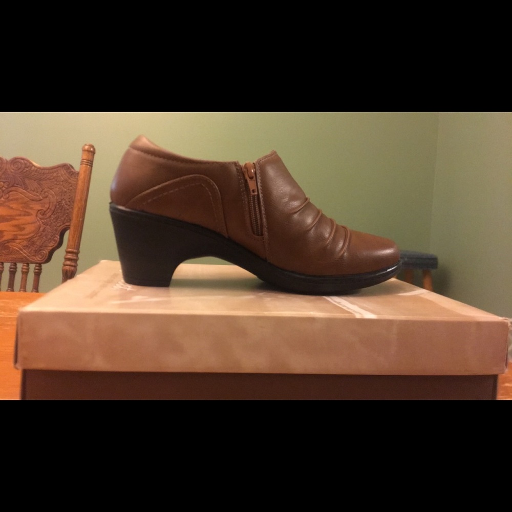 Easy street tan woman’s shoes 8 1/2 wide fit